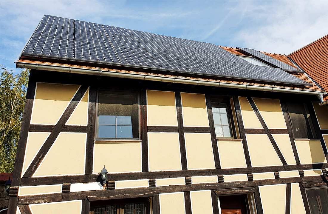 Photovoltaik-Anlage auf Einfamilienhaus mit Fachwerk und Schrägdach Photovoltaik-Anlage auf Einfamilienhaus mit Fachwerk und Schrägdach