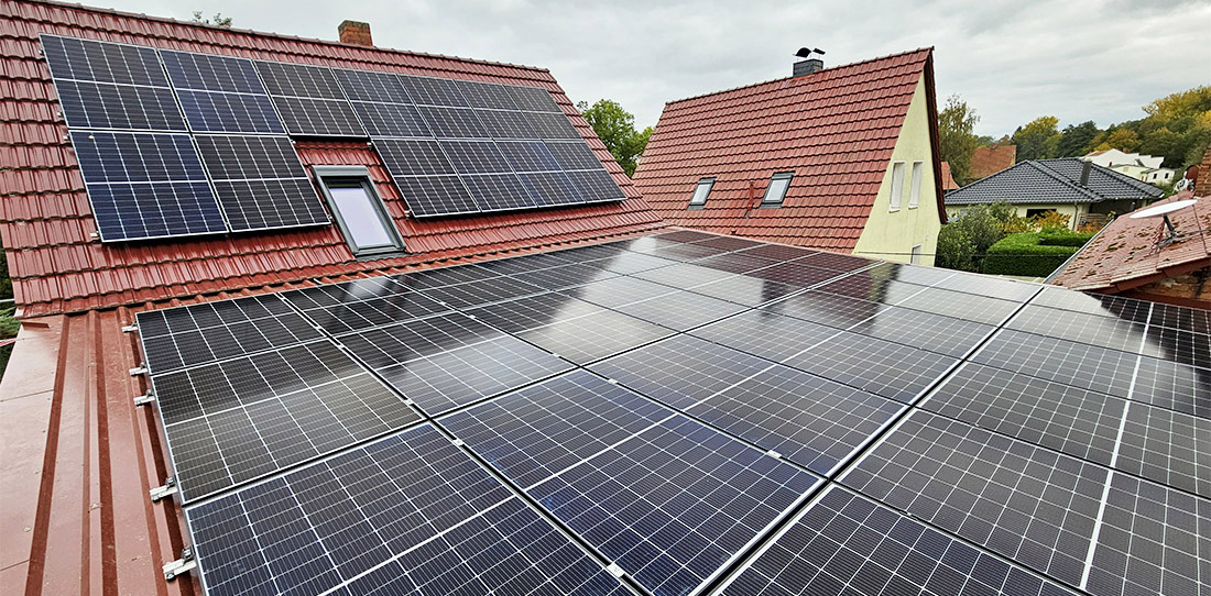 Photovoltai-Anlage auf EFH mit Ziegeldach und Blechdach Photovoltai-Anlage auf EFH mit Ziegeldach und Blechdach